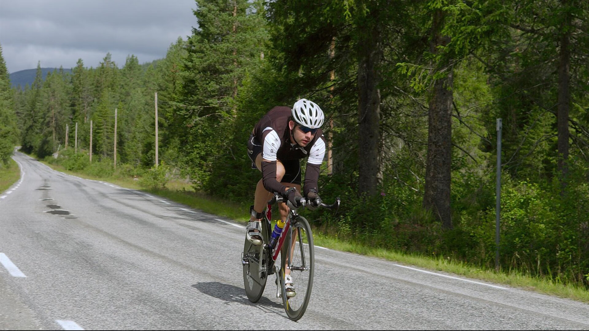公牛险胜掘金，季后赛首轮中德罗赞三分雨不断，公牛签下德罗赞