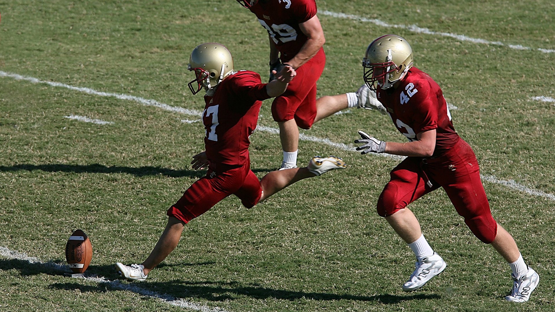 法国队混合4×100米自由泳接力发挥出色，法国队自由人